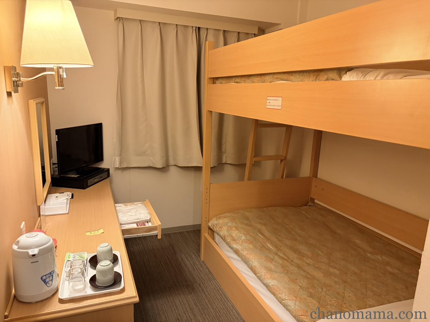 HOTEL AZ 長崎大村店 客室（二段ベッド・デスク・テレビ）