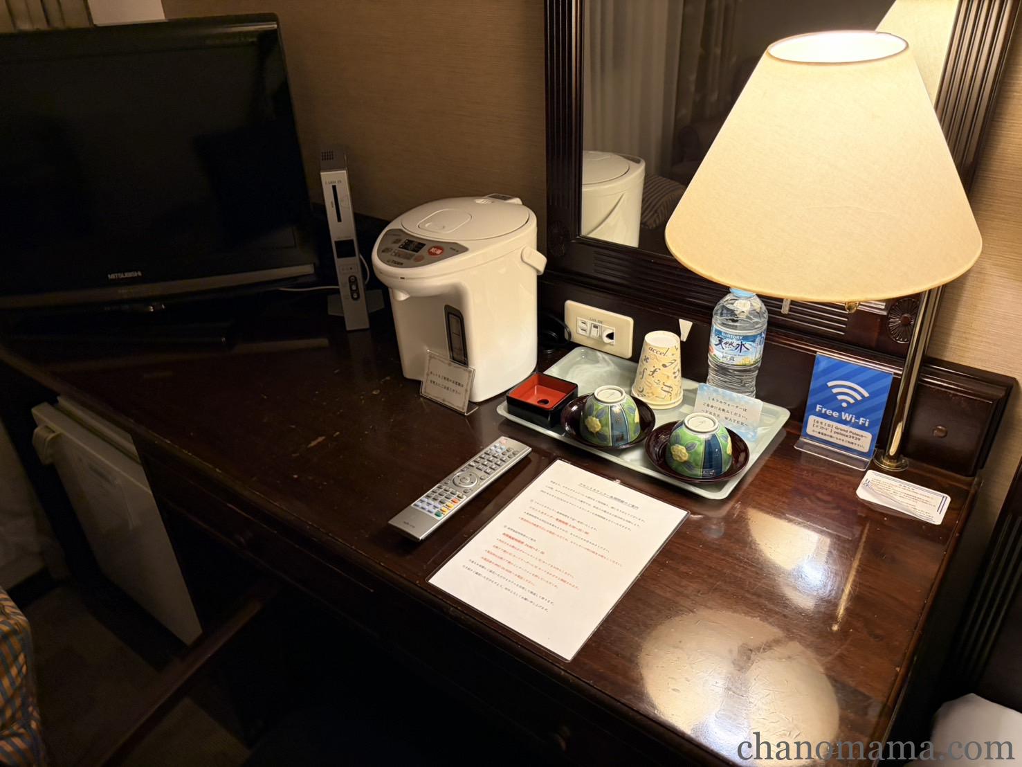 ホテルグランドパレス諫早 客室デスク周り。電気ポット・湯飲み・天然水・Free Wi-Fi案内が揃っている