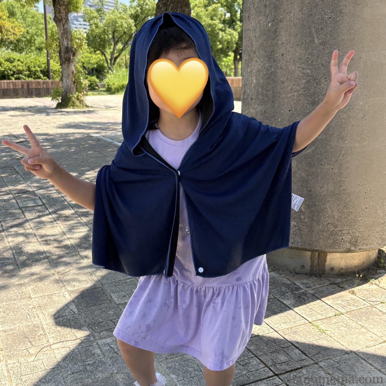 ダイソークールタオルポンチョを着た5歳の女の子・フードをかぶってポーズ