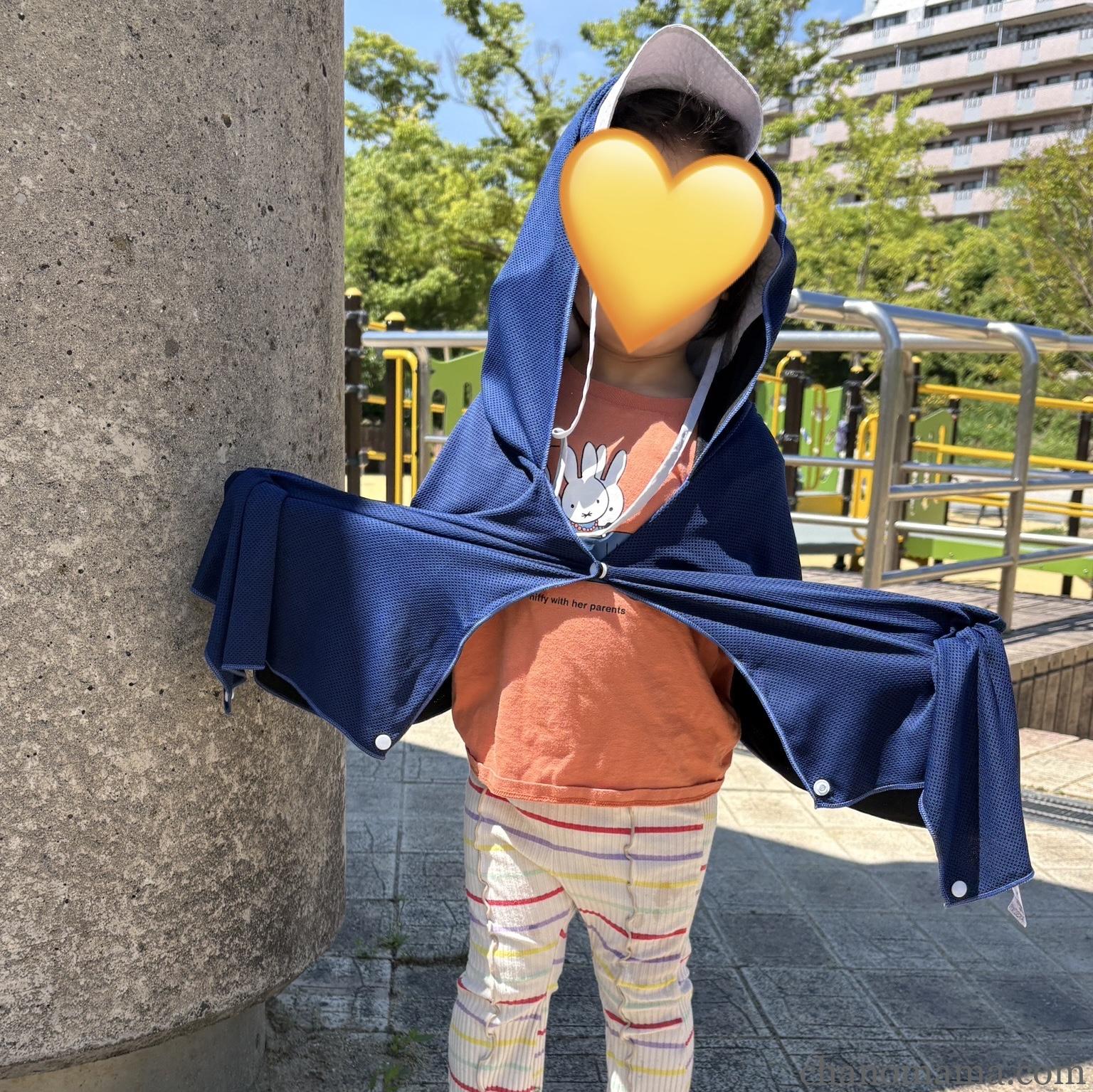 ダイソークールタオルポンチョを3歳の女の子が着用・大きすぎて動きにくそうな様子