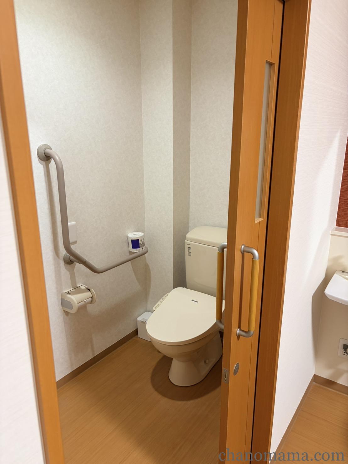 天然温泉ホテルきんしゃいの客室トイレ・手すり付きのバリアフリー設計