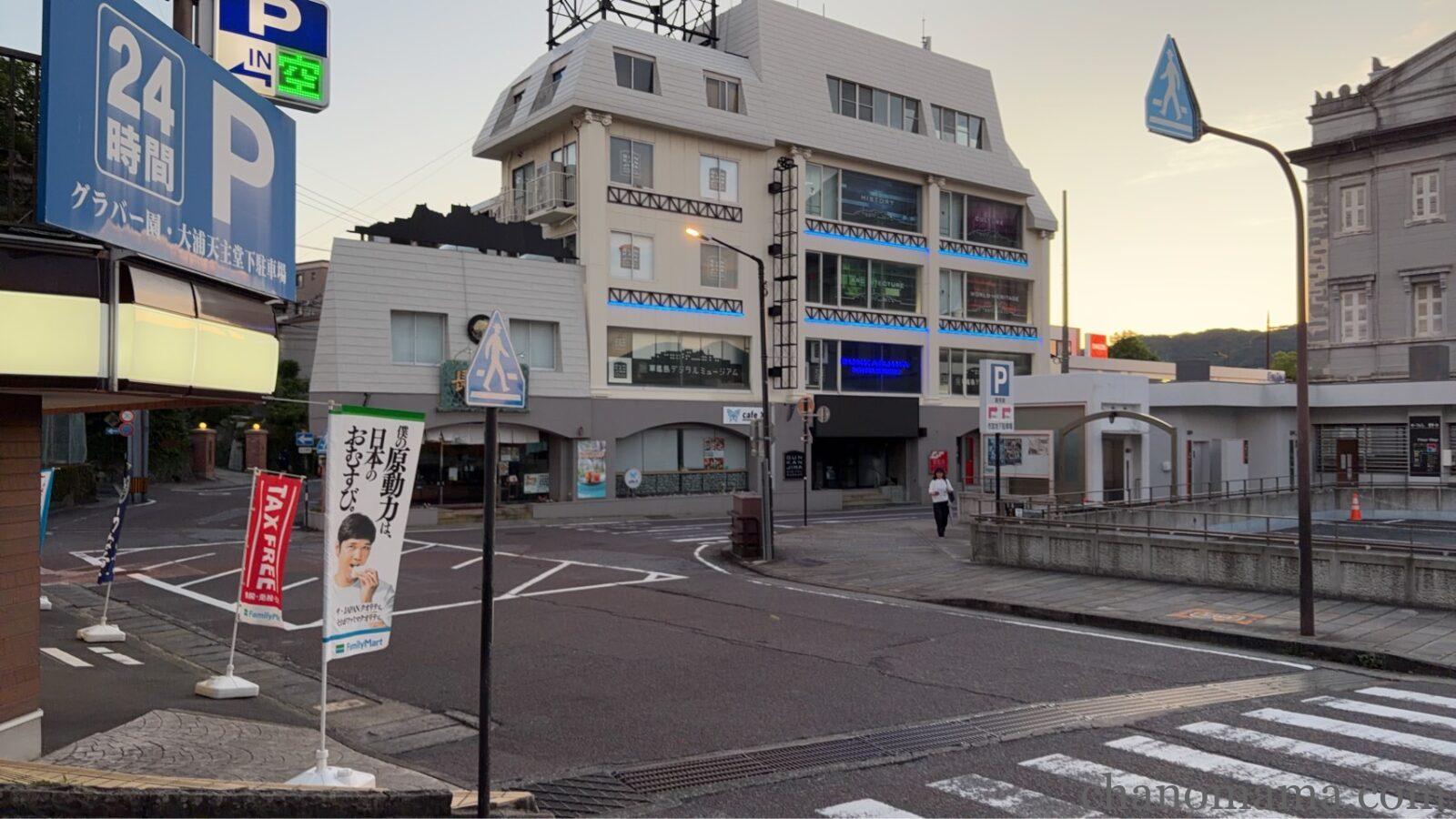 ANAクラウンプラザホテル長崎グラバーヒル前の通り・24時間駐車場と隣のファミリーマート