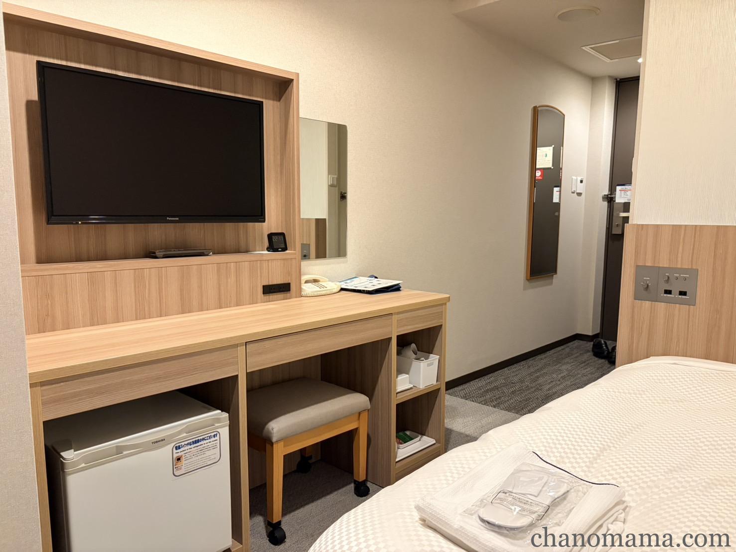 唐津第一ホテルリベールの客室・デスクとテレビと冷蔵庫