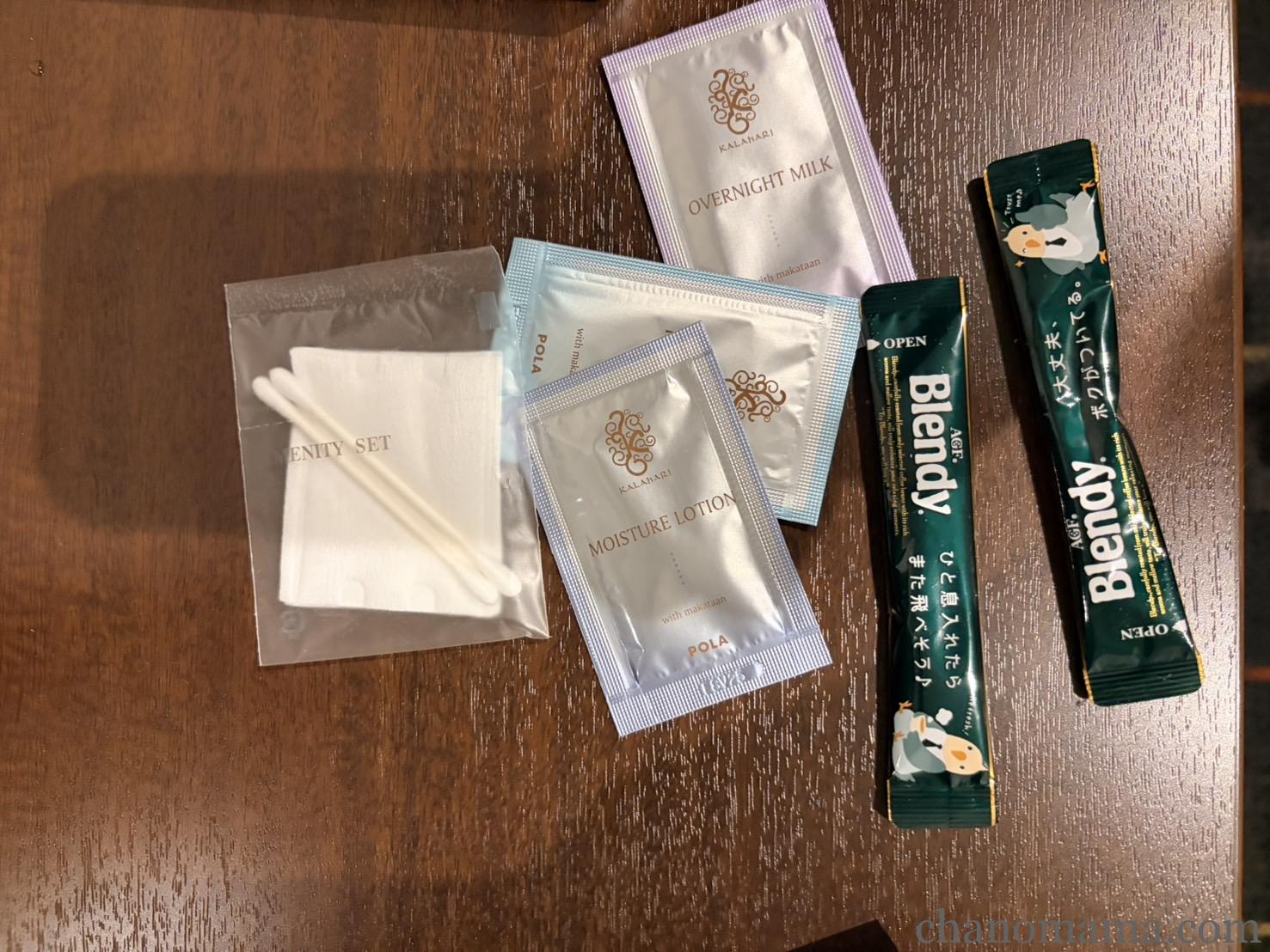 ホテルグランデはがくれの客室のアメニティ(POLAのスキンケアとスティックコーヒー)