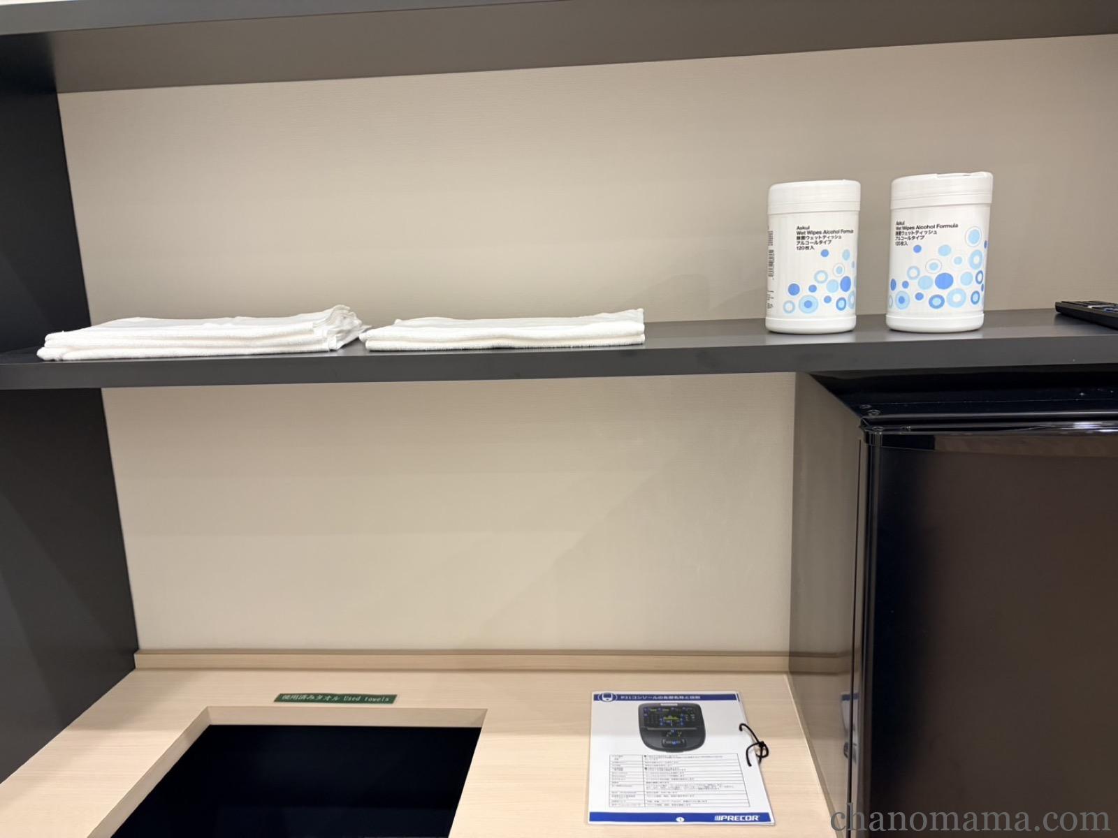 24時間ジムに用意されたタオルと除菌ウェットティッシュ