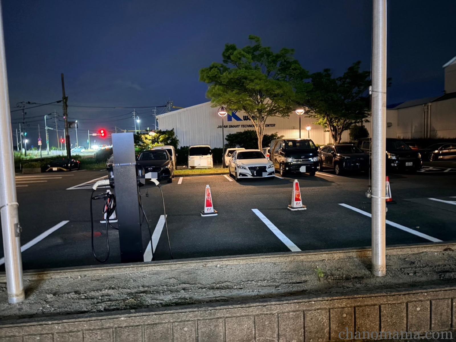 広々としたホテルの駐車場