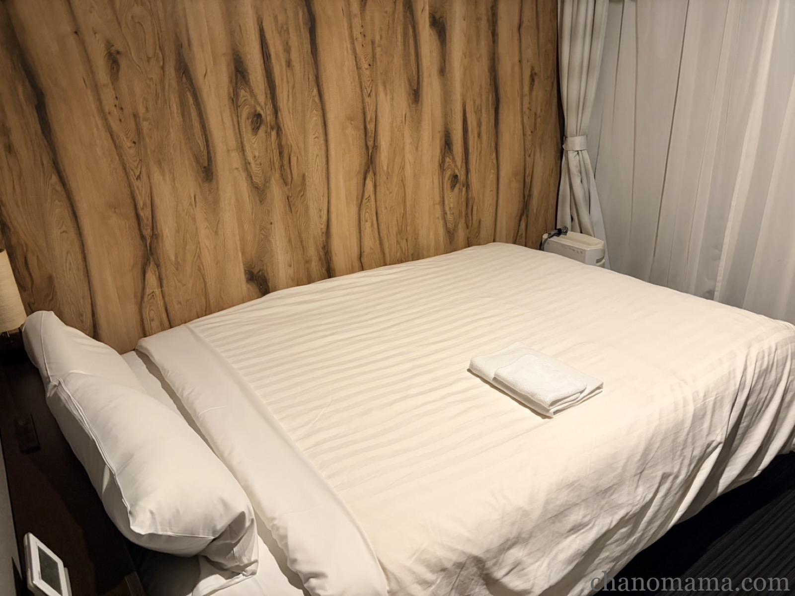 ゆったり眠れるワイドサイズのベッド
